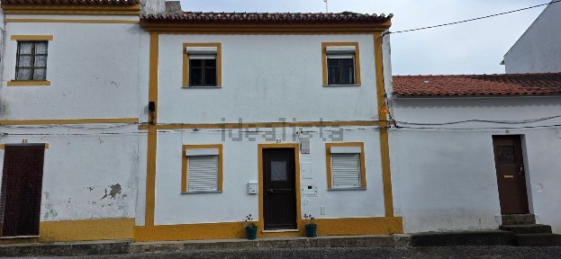 Moradia em banda à venda no Largo Doutor caldeira barreto, 83