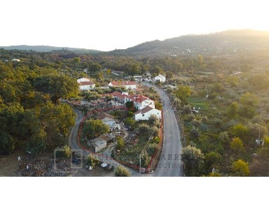Moradia geminada à venda em Santo António das Areias