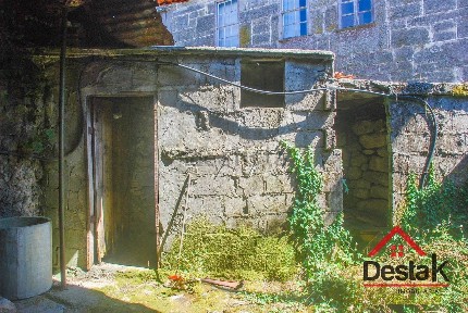 Moradia independente à venda em Queirã