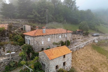 Moradia independente à venda em Varzielas