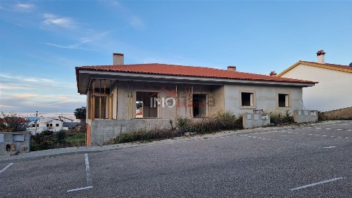 Moradia independente à venda em Santo António das Areias