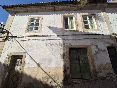Moradia independente à venda na Praceta Primeiro de Dezembro