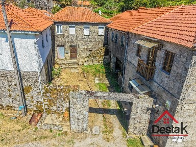 Moradia independente à venda em São João do Monte e Mosteirinho