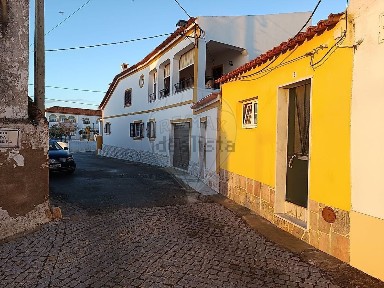 Moradia independente à venda na Rua da Cimeira