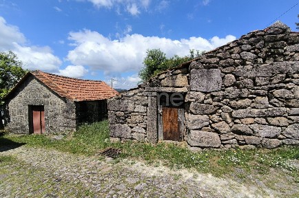 Moradia independente à venda em São João do Monte e Mosteirinho