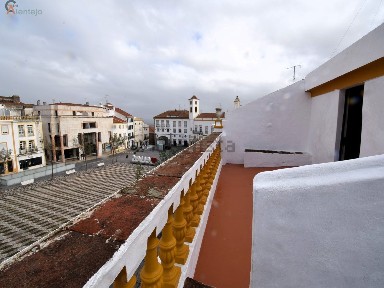 Moradia geminada à venda na Praça da República