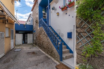 Moradia geminada à venda na Rua Igreja
