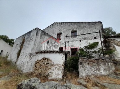 Moradia independente à venda em Santo António das Areias