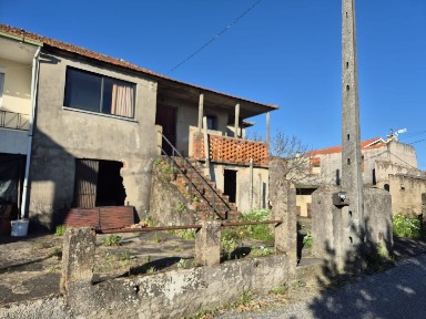 Moradia geminada à venda na Rua Raposa, 13