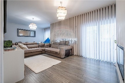 Moradia independente à venda na Rua António Sérgio