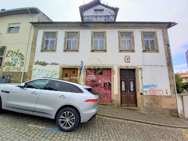 Moradia independente à venda na Zona Histórica