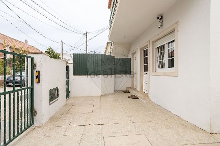 Moradia independente à venda na Marco Cabaço - Vale Cavala