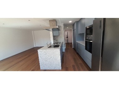 Arrendamento de apartamento T3 na Rua Almeida Garrett