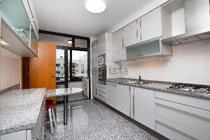 Arrendamento de apartamento T4 em Telheiras