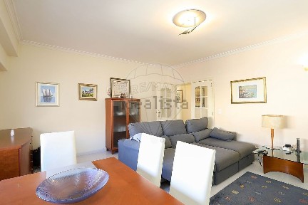 Apartamento T3 à venda na Rua António Luís Gomes