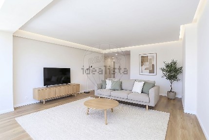 Apartamento T3 à venda na Rua Tomás da Anunciação