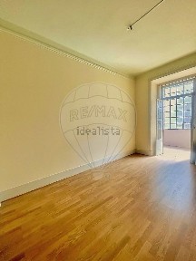Apartamento T3 à venda na Avenida Almirante Reis