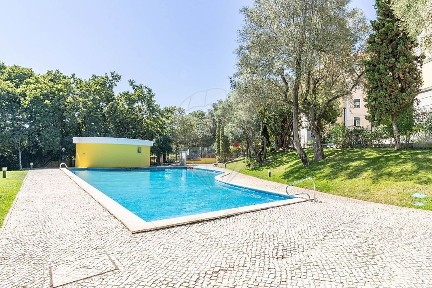 Apartamento T2 à venda na Rua Luís de Camões