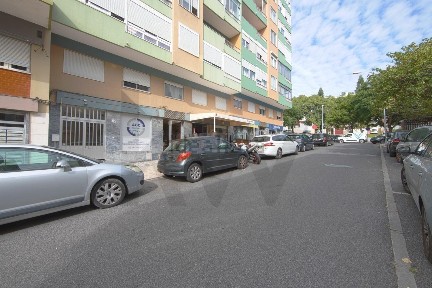 Arrendamento de espaço comercial na Rua Caldas Xavier