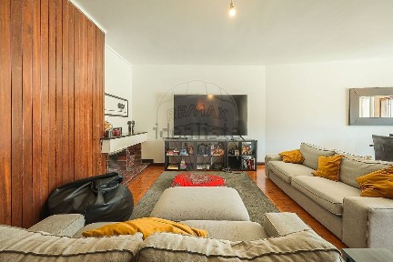 Apartamento T4 à venda na Rua de Faria Guimarães, 472