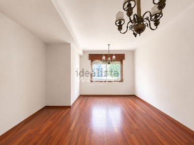 Apartamento T4 à venda na Rua Professor Urbano de Moura