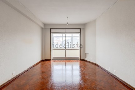 Apartamento T3 à venda na Praça do Marquês - Lima