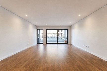 Apartamento T3 à venda na Avenida Amália Rodrigues, 1062
