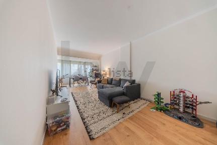 Apartamento T2 à venda na Rua António Nobre, 4