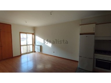 Arrendamento de apartamento T0 na Rua Doutor Alberto de Sousa Valente
