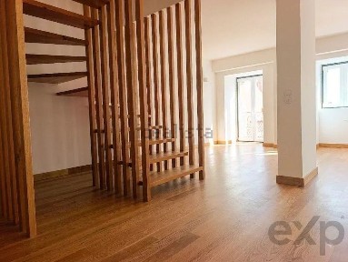 Arrendamento de apartamento T2 na Rua do Meio à Lapa