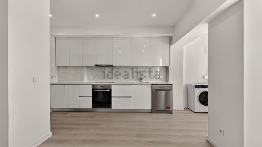 Apartamento T3 à venda na Rua Alexandre Ferreira, 27