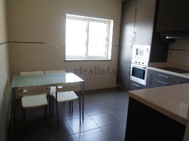 Arrendamento de apartamento T2 na Rua da Quinta dos Negreiros