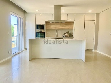 Arrendamento de duplex na Rua de Santa Teresinha, 10