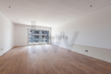 Apartamento T3 à venda na Avenida Amália Rodrigues s/n
