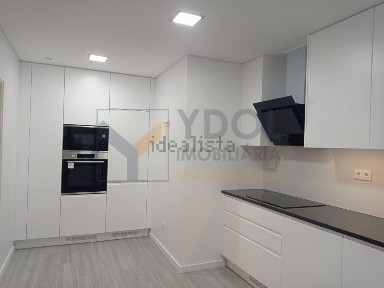 Apartamento T3 à venda na Rua Tristão Vaz Teixeira