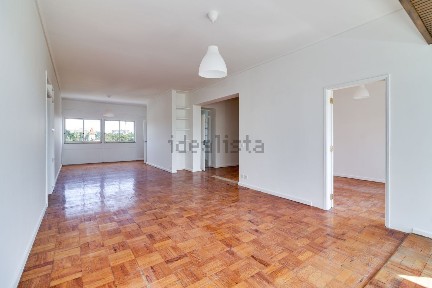 Arrendamento de apartamento T5 na Rua Cidade da Beira