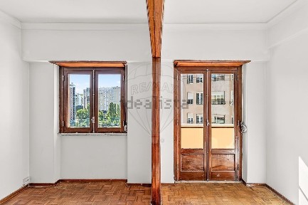 Apartamento T2 à venda na Estrada Romeiras