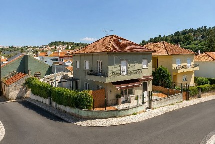 Moradia independente à venda na Avenida Conselheiro Ferreira Lobo