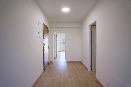 T3 renovado c/ garagem + carregamento elétrico (Metro C. Militar e Colombo)