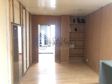 Arrendamento de espaço comercial na Rua de Santa Catarina s/n