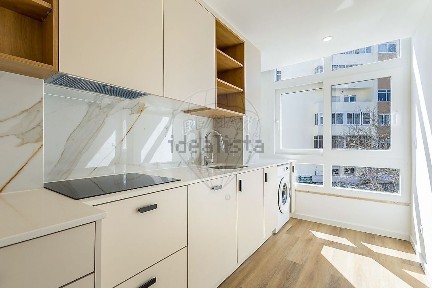 Apartamento T3 à venda na Rua Paiva Couceiro
