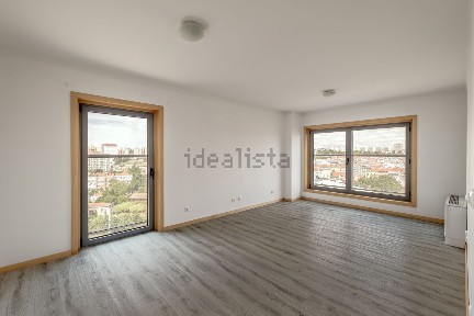 Apartamento T1 à venda na Avenida Dom João II, 57