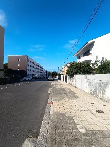 Moradia geminada à venda na Rua do Jornal de Notícias