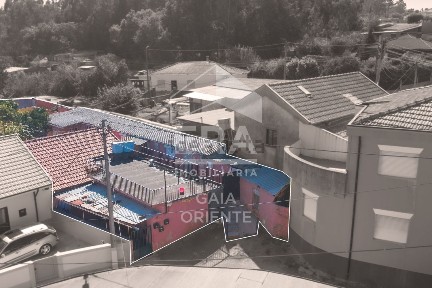 Moradia geminada à venda na Pedroso