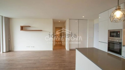 Apartamento T3 à venda na Rua Monsenhor David Adélio