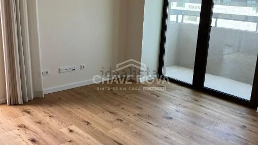 Apartamento T2 à venda na Avenida Doutor António Macedo, 30