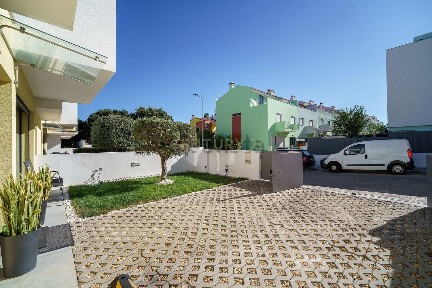 Moradia em banda à venda na Rua Cidade de Porto Amboim, 8