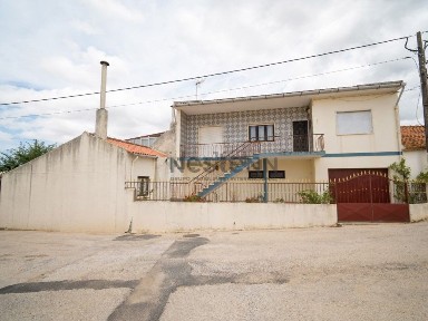 Moradia independente à venda no Largo Central