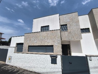 Moradia geminada à venda em Sé - Santa Maria - Meixedo