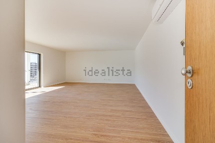 Apartamento T4 à venda na Rua José Sobral de Almada Negreiros